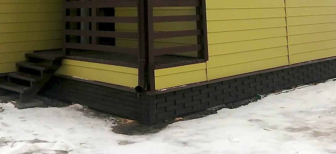 Отделка свайно-винтового фундамента плитами HAUBERK