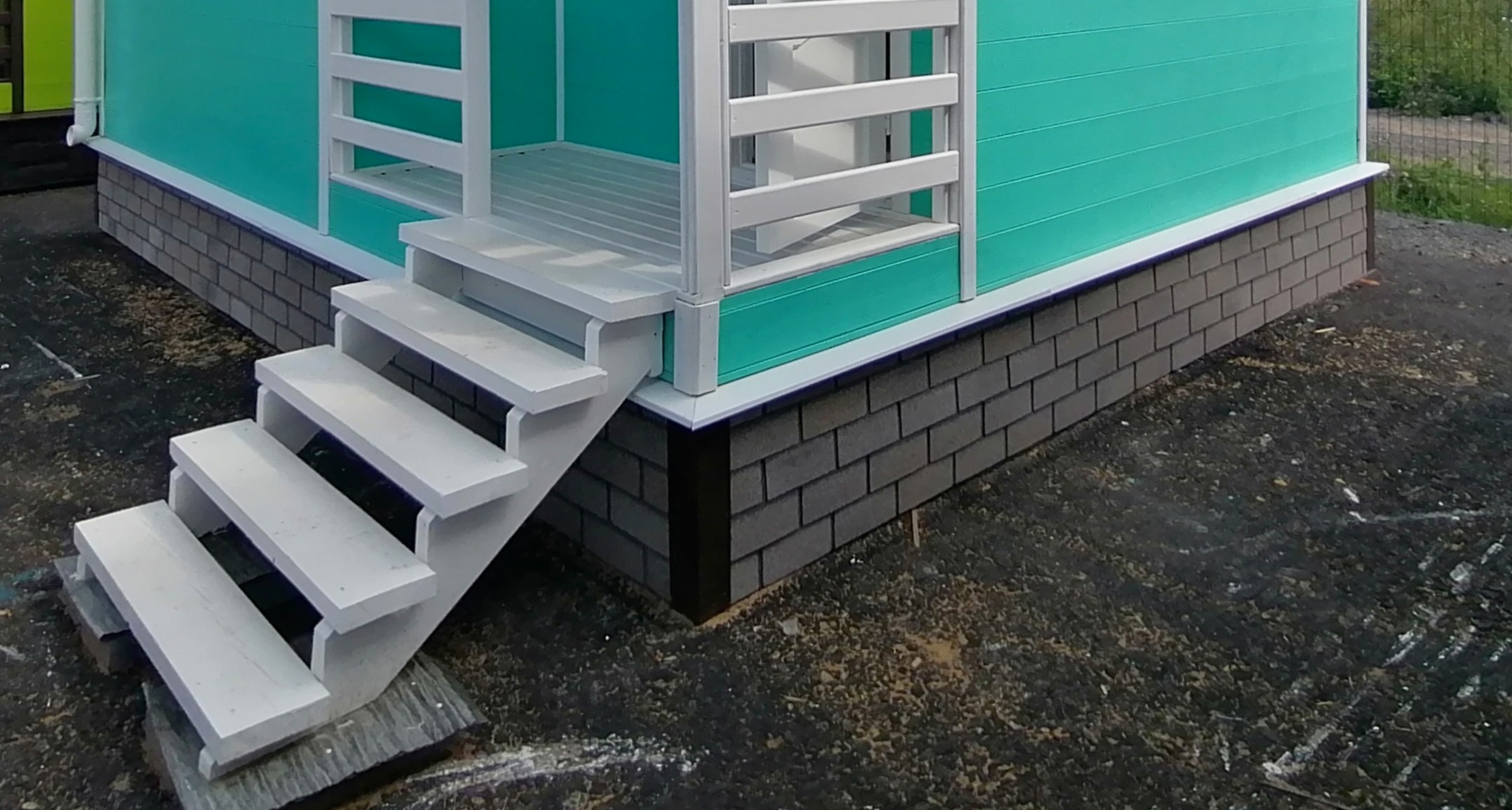 Отделка свайно-винтового фундамента плитами HAUBERK-2