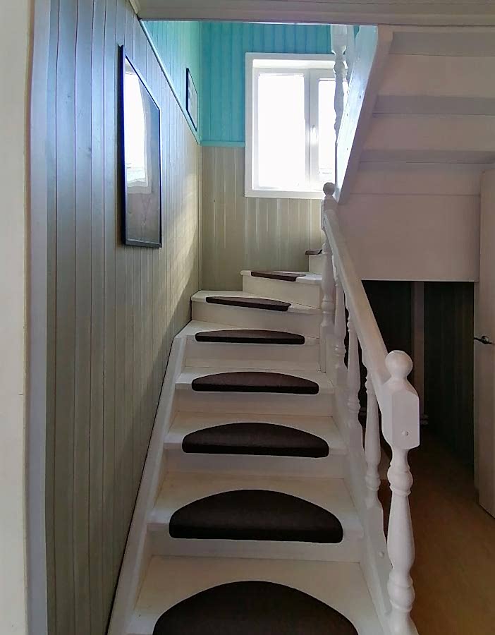 Лестница клеёная двухмаршевая с балясинами и поручнем