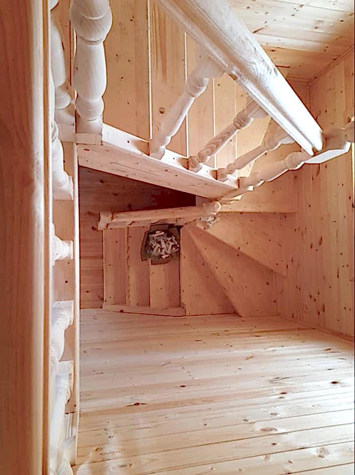 Лестница клеёная двухмаршевая с балясинами и поручнем-2